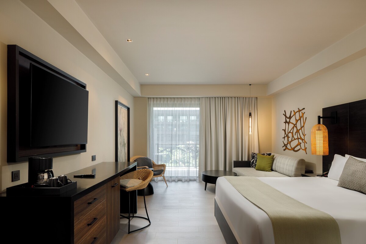 RESORT JUNIOR SUITE TROPICAL VIEW - KING | Caja de seguridad en la habitación y espacio para trabajar con laptop 