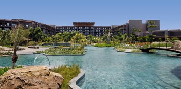 5 piscinas al aire libre, sombrillas, sillones reclinables de piscina
