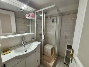 Bathroom - Cottage near the beach with garden - La Tranche-sur-Mer (La Tranche-sur-Mer)