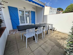 Outdoor dining - Cottage near the beach with garden - La Tranche-sur-Mer (La Tranche-sur-Mer)