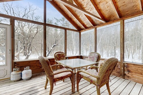 White Mountain home w/ yard near skiing, hiking & tubing