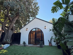 Exterior - Brand New Moderne house with Private Garden Prime LA Location (Los Angeles)