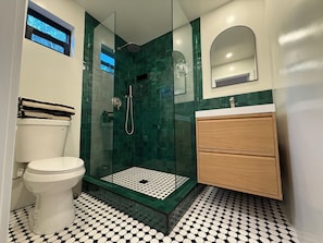 Shower, towels, soap, toilet paper - Brand New Moderne house with Private Garden Prime LA Location (Los Angeles)