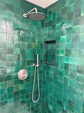 Regadera, toallas, jabón, papel de baño 