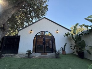 Exterior - Brand New Moderne house with Private Garden Prime LA Location (Los Angeles)