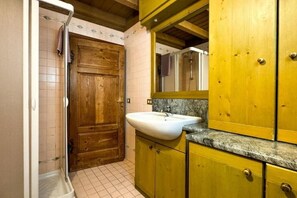 Shower, hair dryer, bidet, towels - SassoMalenco apartment a stone's throw from the lifts and the center (Chiesa In Valmalenco)
