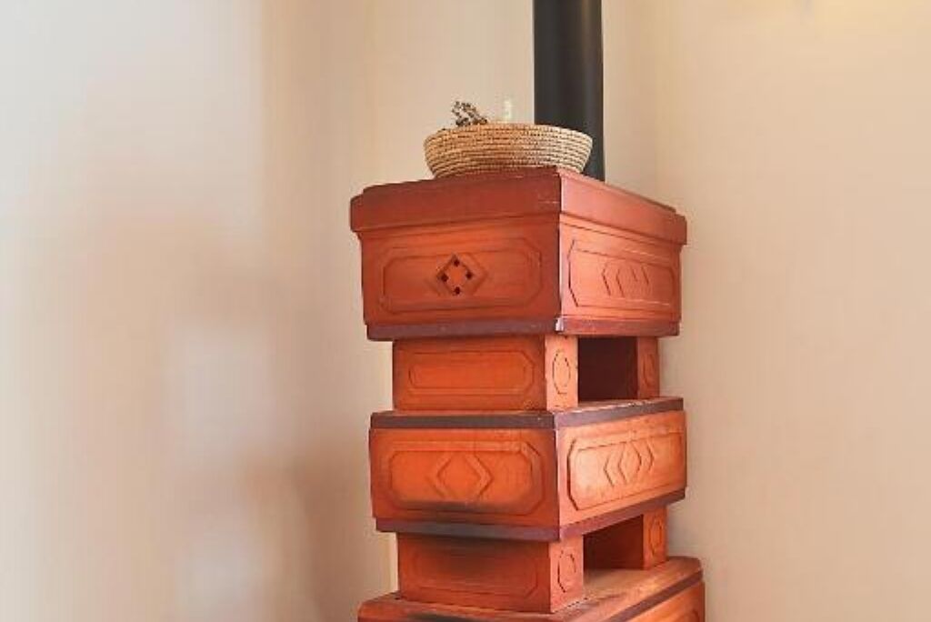 Un montón de cofres de madera con una cesta tejida encima.