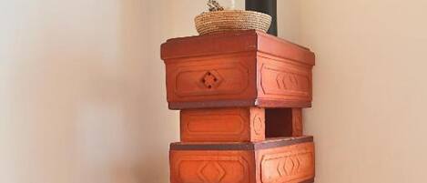 Un montón de cofres de madera con una cesta tejida encima.