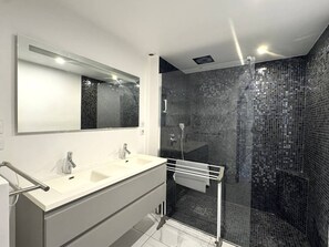 Bathroom - Air-conditioned T2, private parking, near the beach (Cavalaire-sur-Mer)