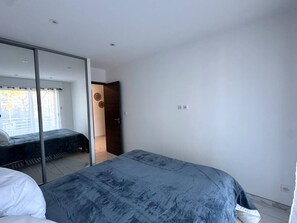 1 bedroom, free WiFi - Air-conditioned T2, private parking, near the beach (Cavalaire-sur-Mer)