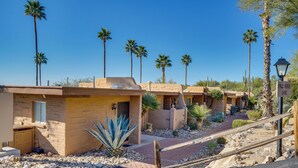 A row of desert-style villas with palm trees, a paved walkway, and a street lamp. - Hike & Explore Dtwn Tucson! Relaxing Solo Escape (Tucson)