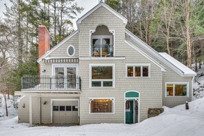 Exterior - 4 Mi to Miller Pond! Family Retreat w/ Fire Pit (Strafford)