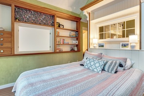 4 bedrooms, desk, Internet, bed sheets - 4 Mi to Miller Pond! Family Retreat w/ Fire Pit (Strafford)