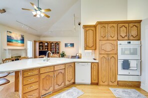 Fridge, microwave, stovetop, dishwasher - Game Room & Playground! Huge Family Home in Orem (Orem)