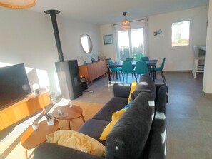 TV, fireplace - New house for 6, near beach, pets welcome, Wi-Fi (Le Palais)