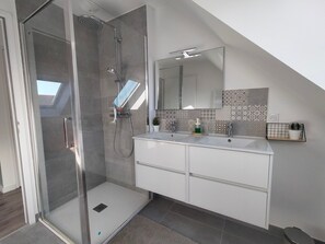 Bathroom - New house for 6, near beach, pets welcome, Wi-Fi (Le Palais)