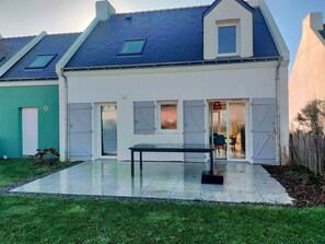 Exterior - New house for 6, near beach, pets welcome, Wi-Fi (Le Palais)