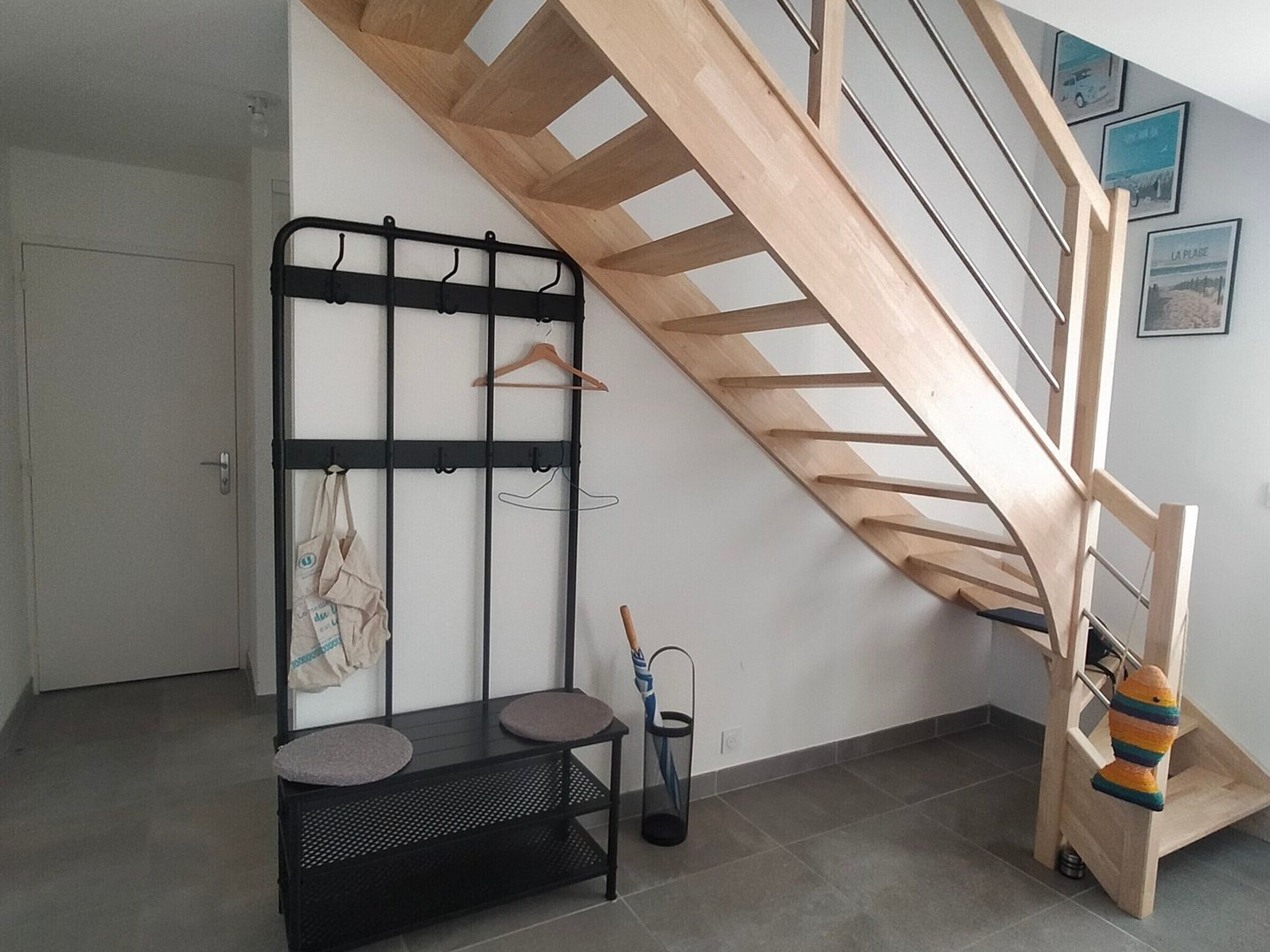 Een trap met een houten afwerking en een metalen leuning.