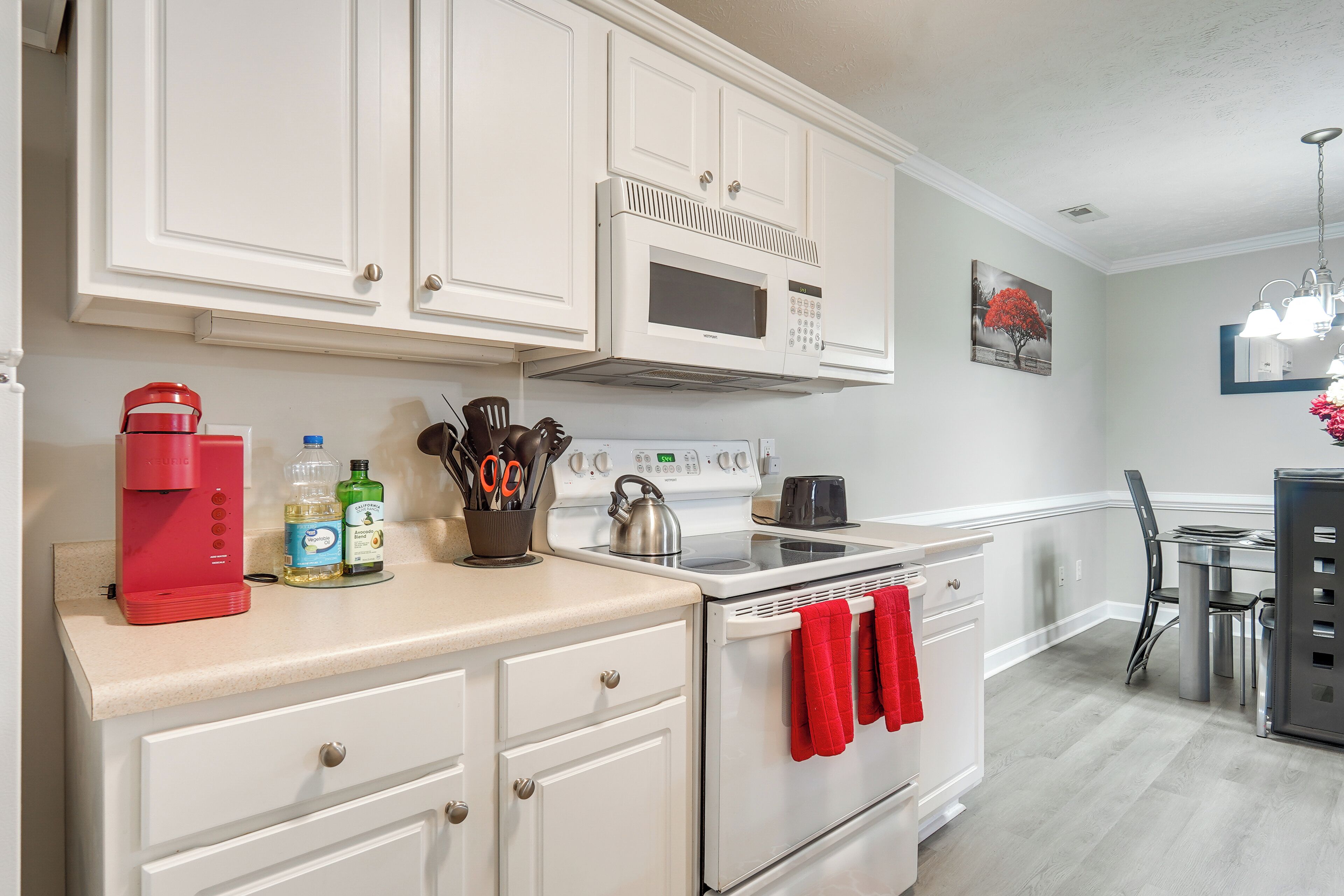 Réfrigérateur, micro-ondes, plaque de cuisson, lave-vaisselle