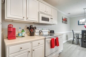 Réfrigérateur, micro-ondes, plaque de cuisson, lave-vaisselle