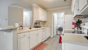 Fridge, microwave, stovetop, dishwasher