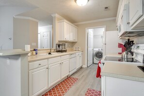 Réfrigérateur, micro-ondes, plaque de cuisson, lave-vaisselle