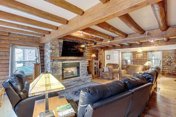 TV, fireplace, foosball, books - Hike, Fish & Boat Nearby! Bloomington Family Cabin (Bloomington)