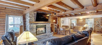 Hike, Fish & Boat Nearby! Bloomington Family Cabin