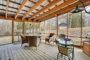 Dining - Hike, Fish & Boat Nearby! Bloomington Family Cabin (Bloomington)