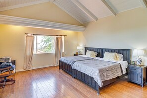 5 bedrooms, iron/ironing board, Internet, bed sheets - Private Grounds w/ Mtn Views: Luxury Topanga Villa (Topanga)