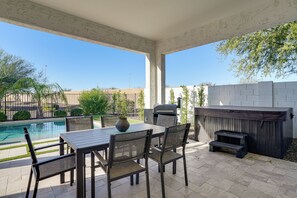 Outdoor dining - Hot Tub & Community Perks! Sleek Goodyear Retreat (Goodyear)