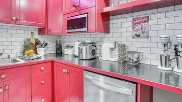 Lavavajillas, cafetera y tetera y utensilios de cocina