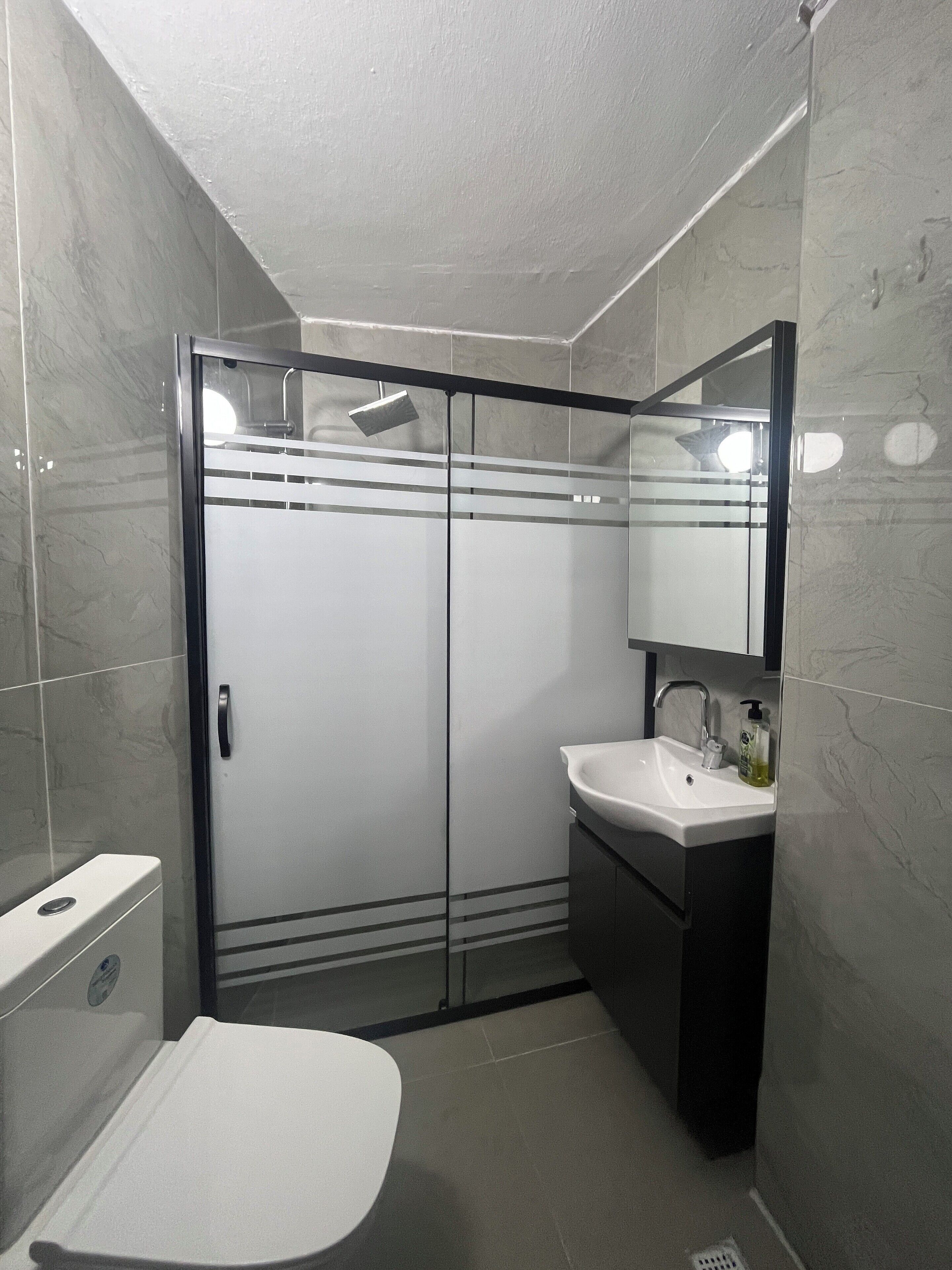 Klassieke kamer | Badkamer | Een douche, handdoeken, zeep, shampoo