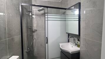 Classic Room | Bathroom | Shower, towels, soap, shampoo