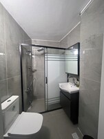 Quarto clássico | Banheiro | Chuveiro, toalhas de banho, sabonete, shampoo