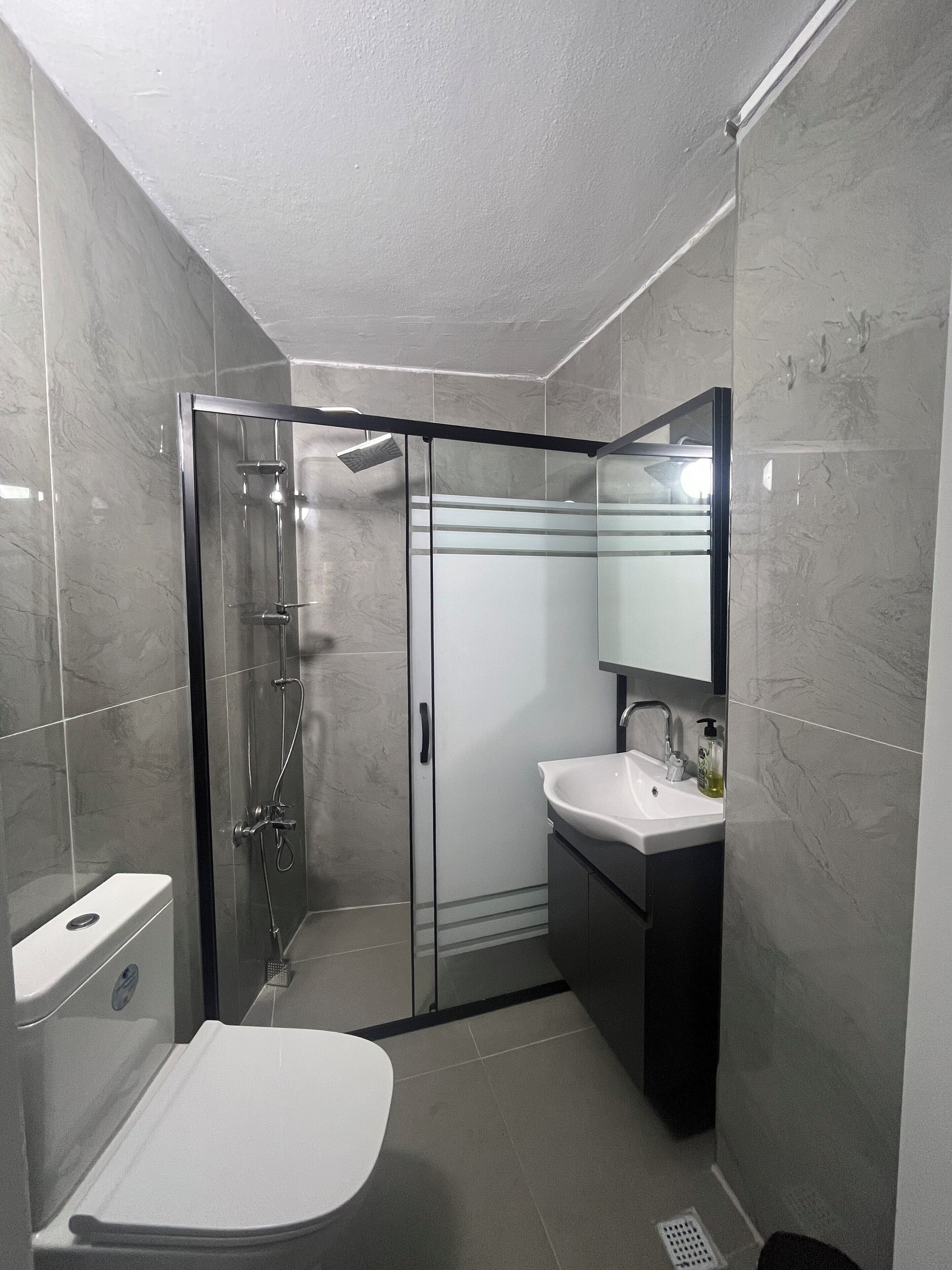 Classic Room | Bathroom | Shower, towels, soap, shampoo