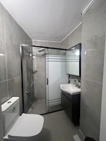 Classic Room | Bathroom | Shower, towels, soap, shampoo