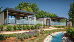 Un hôtel moderne doté de deux annexes, chacune offrant un espace extérieur couvert et une piscine.
