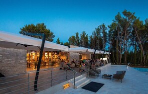 Outdoor dining - Lovely (sta)caravan in Vabriga (Vabriga)