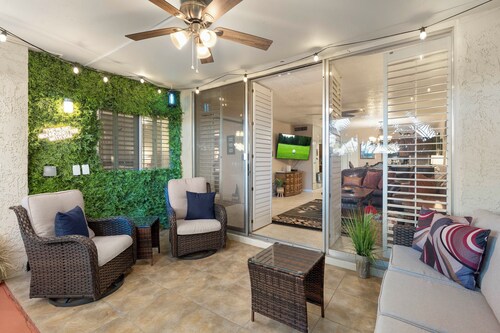 Walk to Old Town & Fashion Square, Condo w/ Patio!