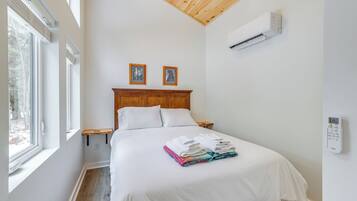 1 bedroom, desk, Internet, bed sheets