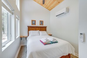 1 soveværelse, skrivebord, internetforbindelse, sengetøj