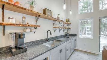 Een koelkast, een magnetron, een koffiezetapparaat/waterkoker