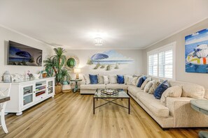 TV, books - Walk to Everything! Ocean City Gem w/ Pool Access (Ocean City)