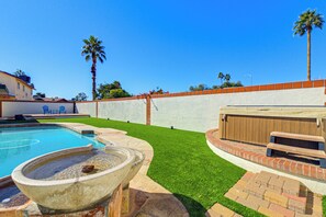 Pool - Pool & Personal Bar! 4 Mi to Downtown Mesa Home (Mesa)