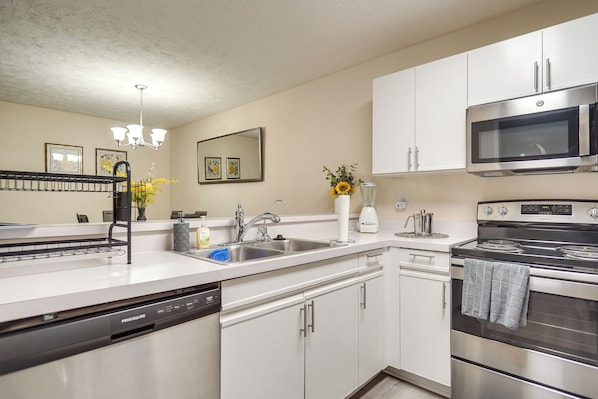 Fridge, microwave, stovetop, dishwasher