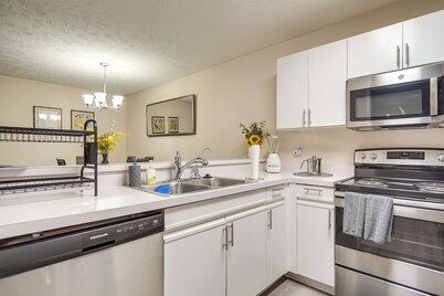 Forest-View Balcony, Fayetteville Gem 6 Mi to Dtwn