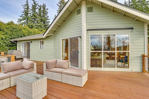 Walk to Lake Padden: Bellingham Home w/ Deck