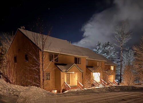 Mountain townhome:  seasonal pool, ski shuttle & walk to town