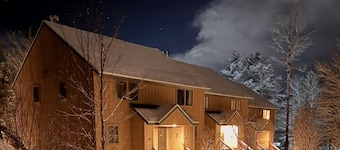 Mountain townhome: seasonal pool, ski shuttle & walk to town